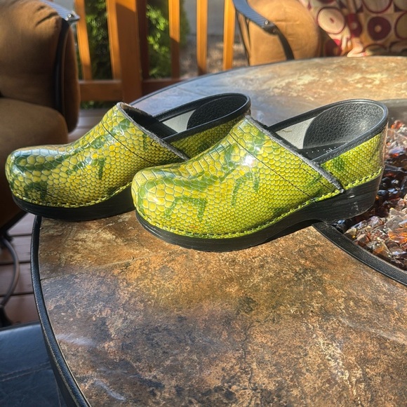 Dansko® patent Leather clog Size 38 Yellow and GREEN - Picture 6 of 6